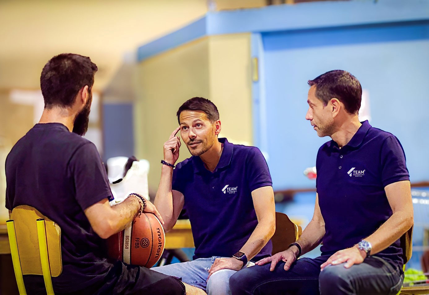 Une demarche partagee. David et Sébastien s'entretiennent avec un basketteur.
